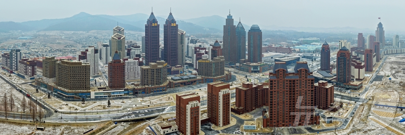 (평양 노동신문=뉴스1) = 북한 노동당 기관지 노동신문은 11일 "김정은 동지께서 1월 10일 완공단계에 들어선 화성지구 4단계 건설사업을 현지에서 지도하시였다"고 보도했다. [ …