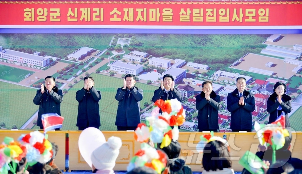 (평양 노동신문=뉴스1) = 북한 노동당 기관지 노동신문은 11일 "위대한 당중앙이 펼친 농촌발전의 새시대에 인민의 행복의 터전으로 솟아난 회양군 신계리와 판교군 지하리의 농장마을 …