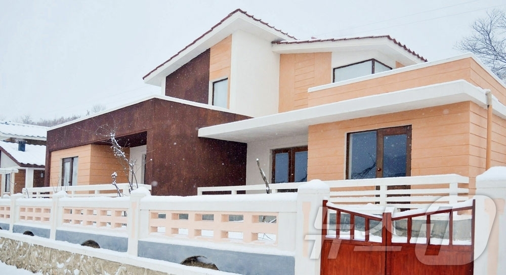 (평양 노동신문=뉴스1) = 북한 노동당 기관지 노동신문은 11일 "위대한 당중앙이 펼친 농촌발전의 새시대에 인민의 행복의 터전으로 솟아난 회양군 신계리와 판교군 지하리의 농장마을 …