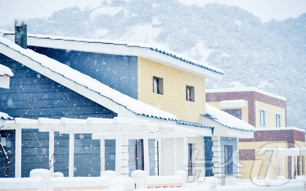 (평양 노동신문=뉴스1) = 북한 노동당 기관지 노동신문은 11일 "위대한 당중앙이 펼친 농촌발전의 새시대에 인민의 행복의 터전으로 솟아난 회양군 신계리와 판교군 지하리의 농장마을 …