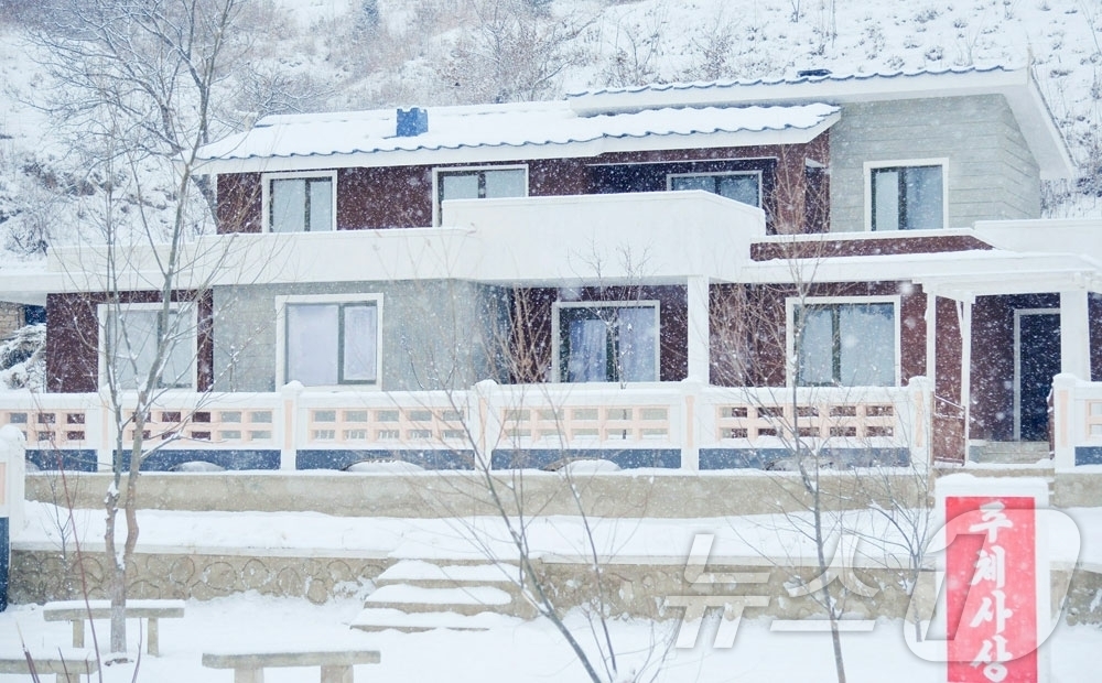 (평양 노동신문=뉴스1) = 북한 노동당 기관지 노동신문은 11일 "위대한 당중앙이 펼친 농촌발전의 새시대에 인민의 행복의 터전으로 솟아난 회양군 신계리와 판교군 지하리의 농장마을 …