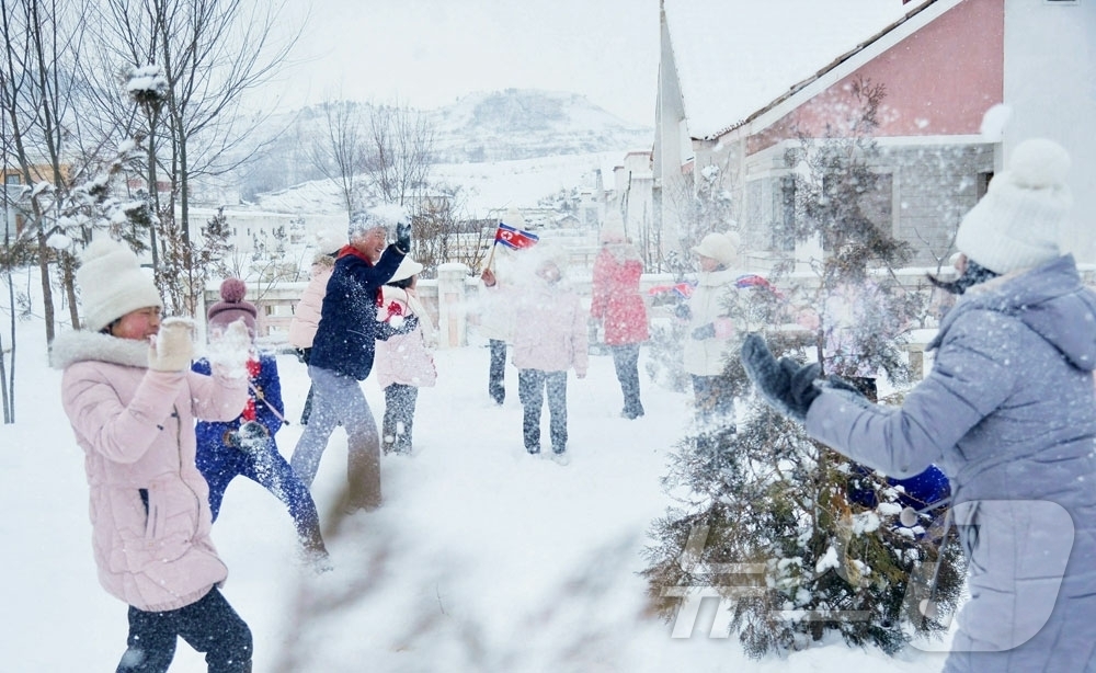 (평양 노동신문=뉴스1) = 북한 노동당 기관지 노동신문은 11일 "위대한 당중앙이 펼친 농촌발전의 새시대에 인민의 행복의 터전으로 솟아난 회양군 신계리와 판교군 지하리의 농장마을 …