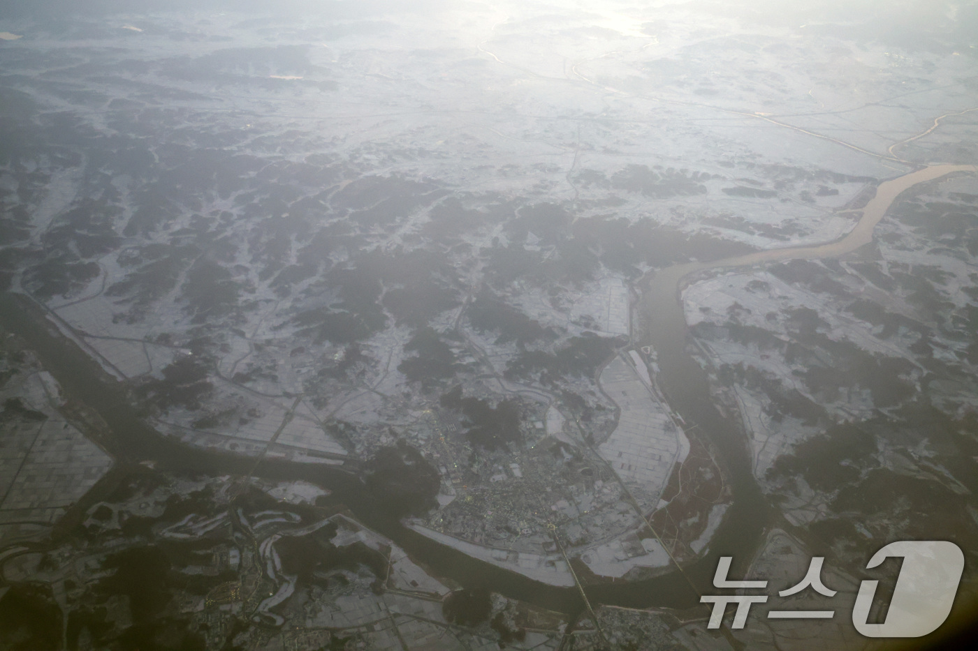 (전북=뉴스1) 김명섭 기자 = 11일 전라북도 금강일대 지역에 눈이 내려 하얗게 덮혀있다. 기상청은 이날 전국 대부분 지역에 많은 눈이 내리고, 강한 바람이 불고 기온은 전날보다 …