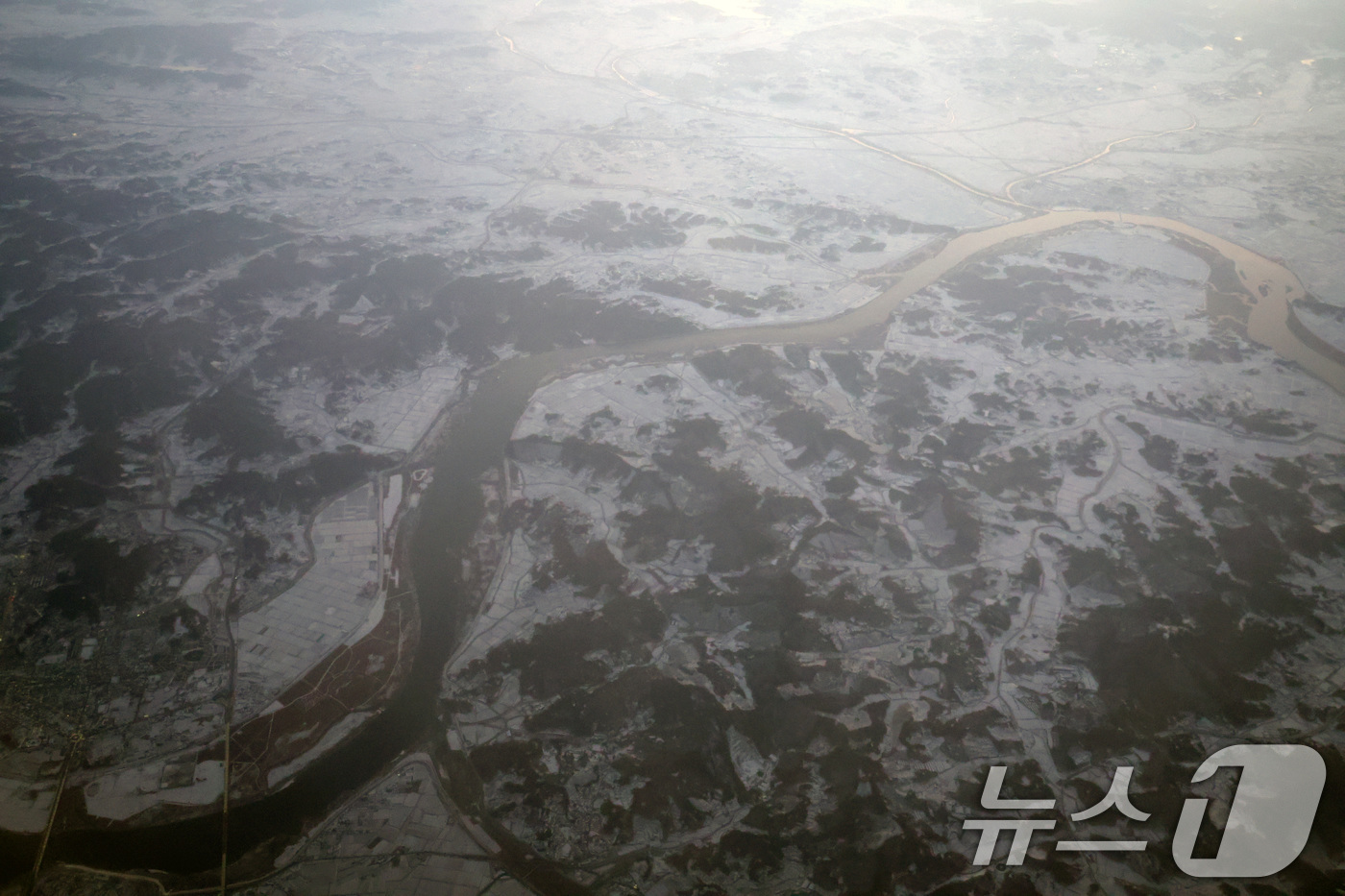 (전북=뉴스1) 김명섭 기자 = 11일 전라북도 금강일대 지역에 눈이 내려 하얗게 덮혀있다. 기상청은 이날 전국 대부분 지역에 많은 눈이 내리고, 강한 바람이 불고 기온은 전날보다 …