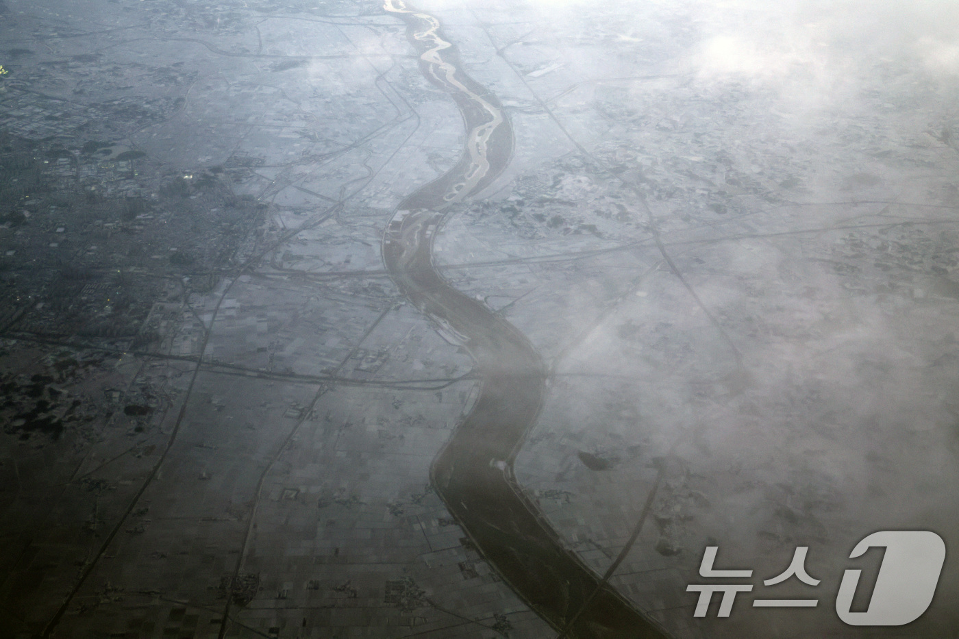 (전북=뉴스1) 김명섭 기자 = 11일 전라북도 금강일대 지역에 눈이 내려 하얗게 덮혀있다. 기상청은 이날 전국 대부분 지역에 많은 눈이 내리고, 강한 바람이 불고 기온은 전날보다 …