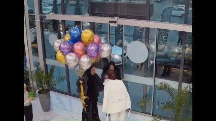 본문 이미지 - 우즈베키스탄 중부 부하라의 한 가게에서 열린 생일 파티에서 수소 풍선이 폭발하는 장면. (출처=엑스(X))