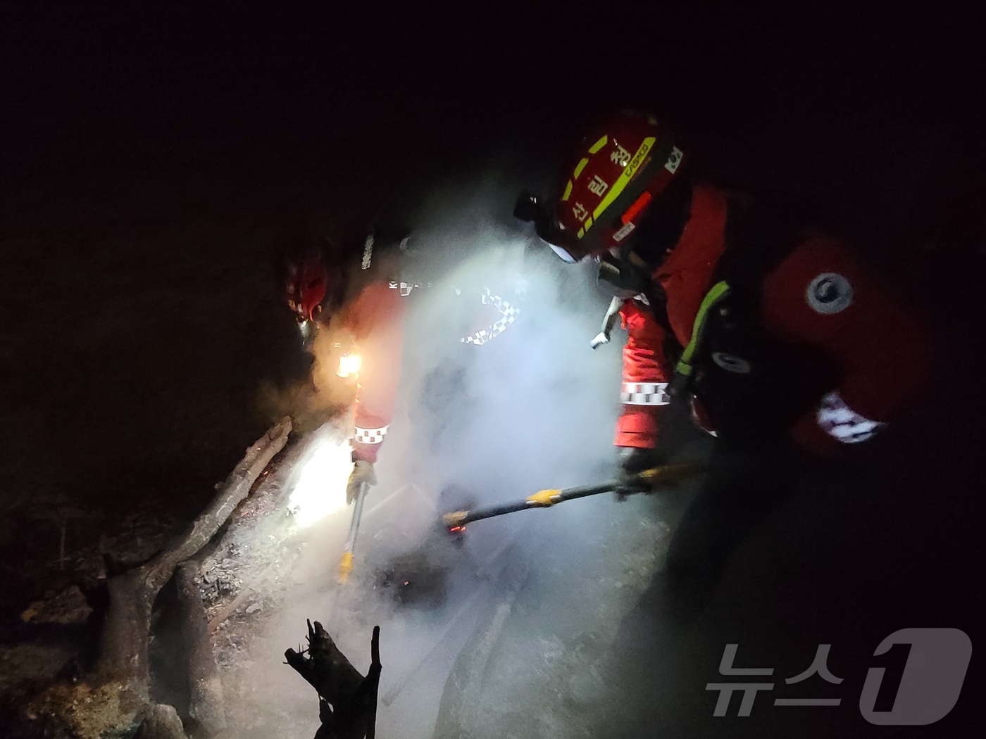 (대전=뉴스1) 박찬수 기자 = 산림청 산불진화대원이 10일 발생한 경북 의성 산불을 진화하기 위해 밤새 잔불정리를 하고 있다. (산림청 제공.재판매 및 DB금지)2026.1.11 …