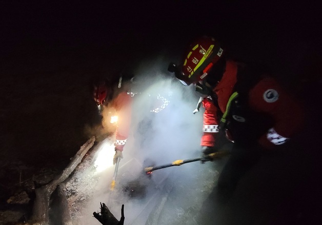 산림청 산불진화대원, 밤새 의성 산불 잔불정리