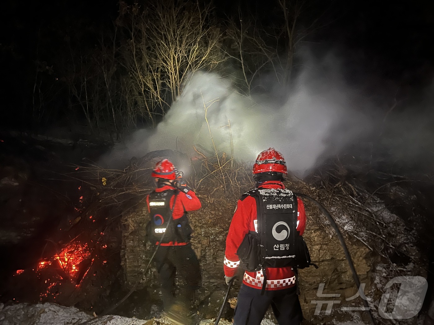 (대전=뉴스1) 박찬수 기자 = 10일 경북 의성 산불 진화를 위해 산림청 산불진화대원이 밤새 잔불정리를 하고 있다.(산림청 제공.재판매 및 DB금지)2026.1.11/뉴스1