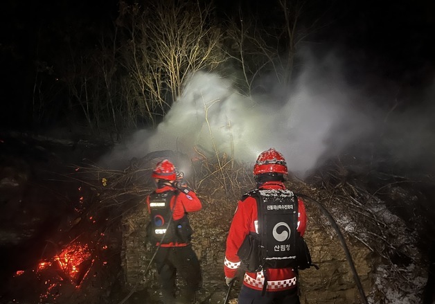 산림청 산불진화대원 의성 산불 잔불정리 총력