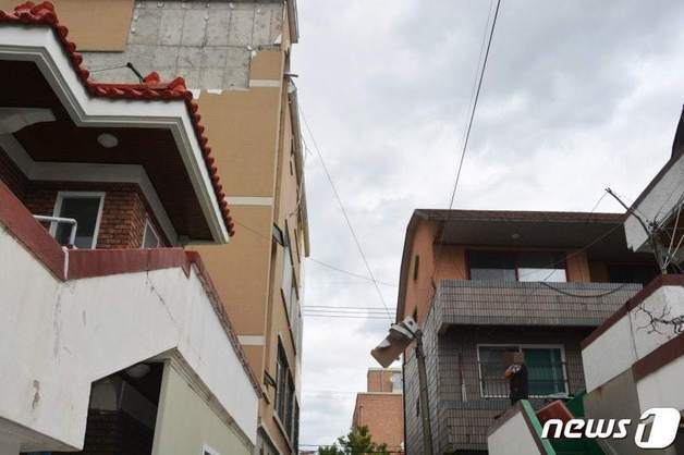 초속 21m 돌풍에 빌라 외벽 '와르르'…인천서 강풍 피해 신고 102건