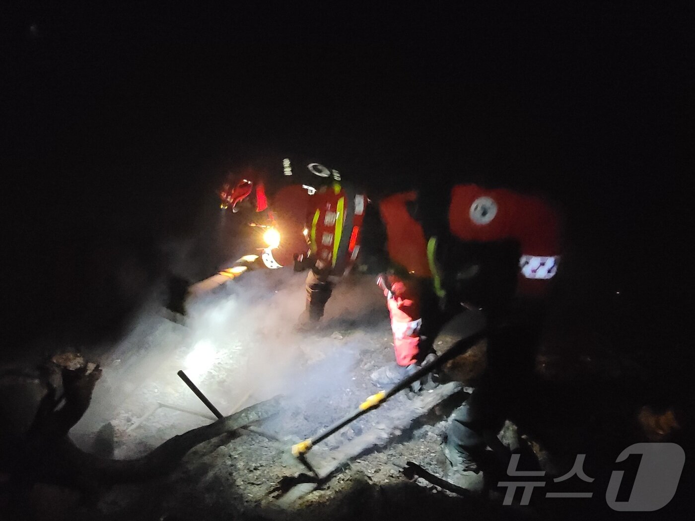 본문 이미지 - 10일 경북 의성 산불 진화를 위해 산림청 산불진화대원이 밤새 잔불정리를 위해 총력전을 펼치고 있다.(산림청 제공.재판매 및 DB금지)/뉴스1  