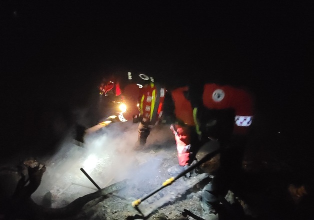 의성 산불 잔불정리 중인 산림청 산불진화대원