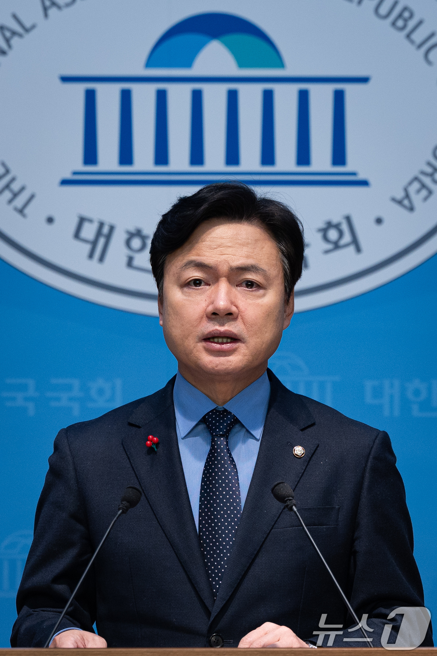 (서울=뉴스1) 유승관 기자 = 김현정 더불어민주당 원내대변인이 11일 서울 여의도 국회 소통관에서 국민의힘 댓글 국적표기 주장, 내란재판 지연 등 현안 관련 브리핑을 하고 있다. …