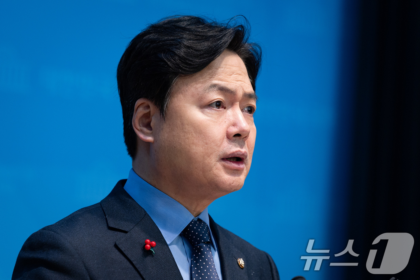 (서울=뉴스1) 유승관 기자 = 김현정 더불어민주당 원내대변인이 11일 서울 여의도 국회 소통관에서 국민의힘 댓글 국적표기 주장, 내란재판 지연 등 현안 관련 브리핑을 하고 있다. …