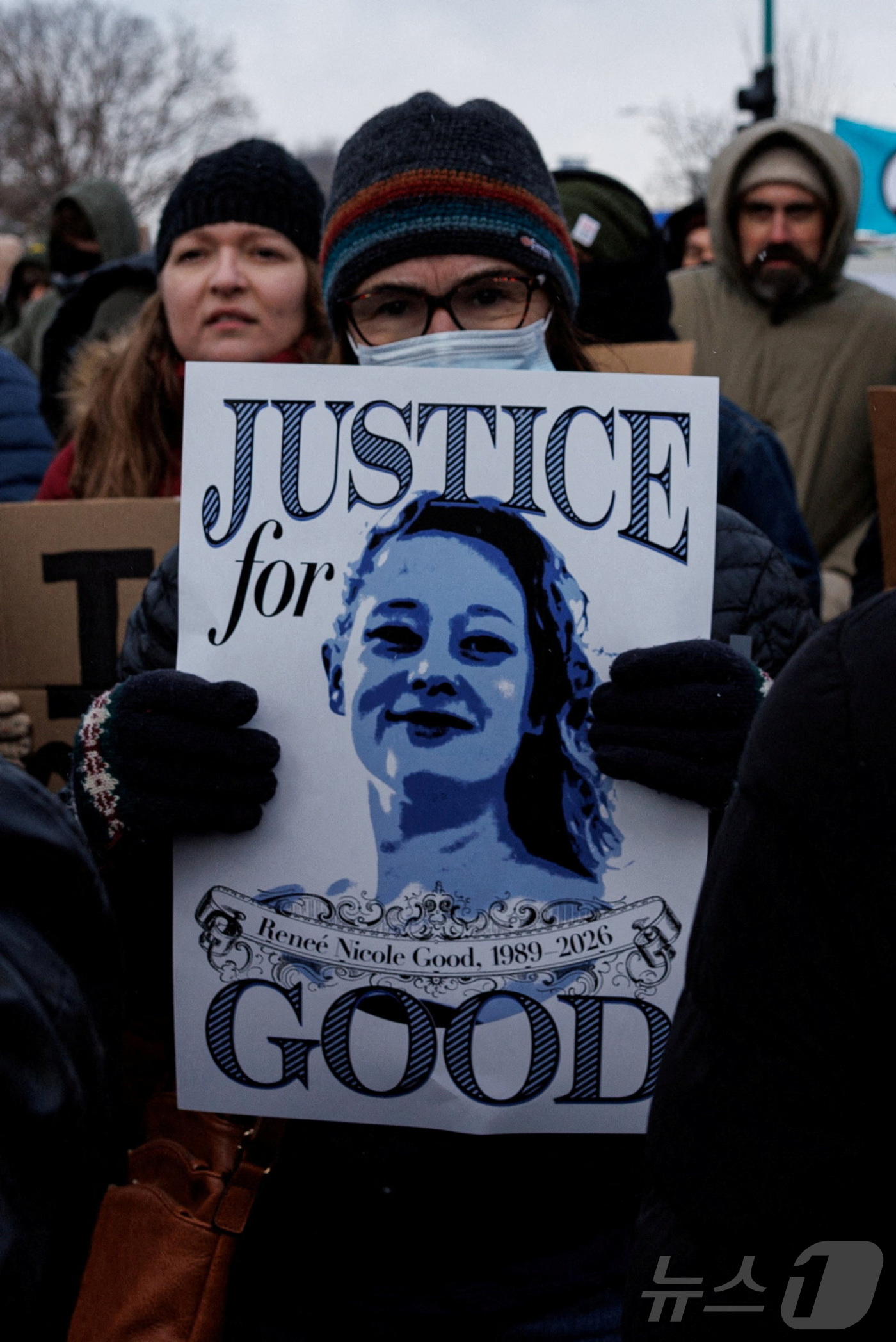 (미니애폴리스 로이터=뉴스1) 김지완 기자 = 10일(현지시간) 미국 미네소타주 미니애폴리스에서 르네 니콜 굿(37)이라는 이름의 여성이 이민세관단속국(ICE) 요원의 총에 맞아 …