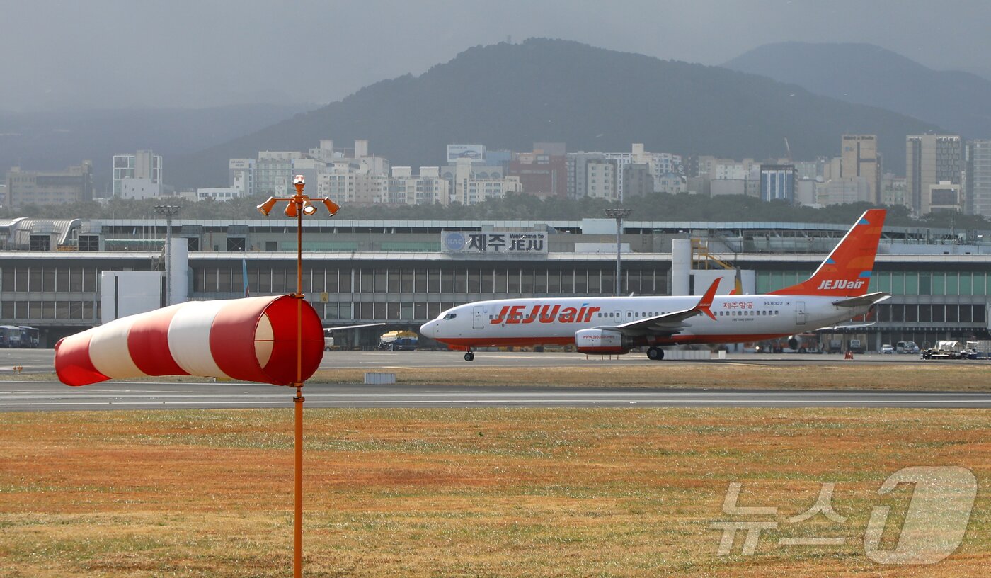본문 이미지 - 제주 전역에 강풍특보가 내려진 11일 오전 제주국제공항 활주로에 강한 바람이 불고 있다. 2026.1.11/뉴스1 ⓒ News1 오미란 기자