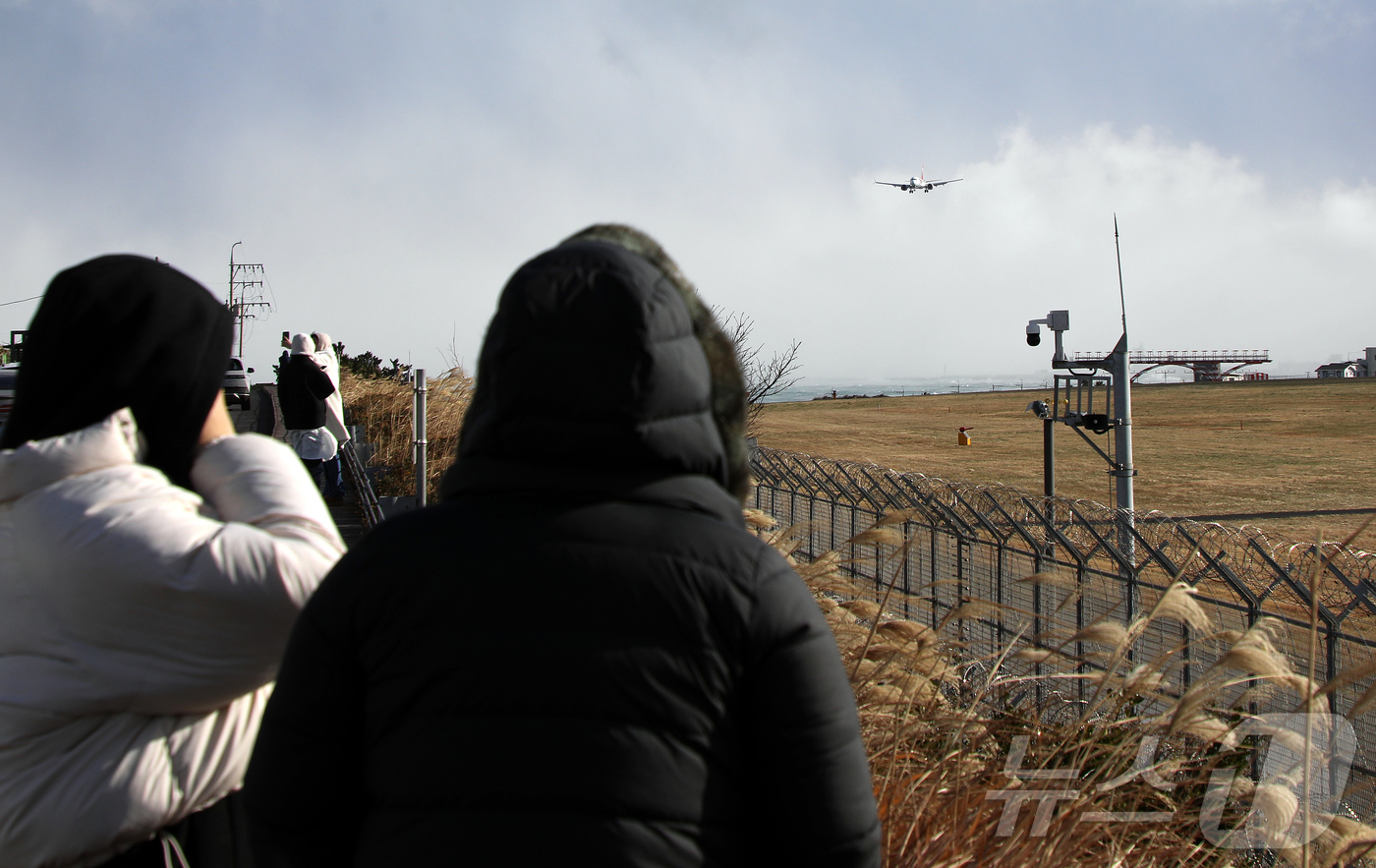 (제주=뉴스1) 오미란 기자 = 제주 전역에 강풍특보가 내려진 11일 오전 제주국제공항 활주로에 강한 바람이 불고 있다. 2026.1.11/뉴스1