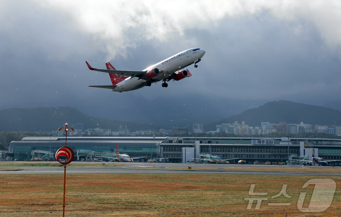 (제주=뉴스1) 오미란 기자 = 제주 전역에 강풍특보가 내려진 11일 오전 제주국제공항 활주로에 강한 바람이 불고 있다. 2026.1.11/뉴스1