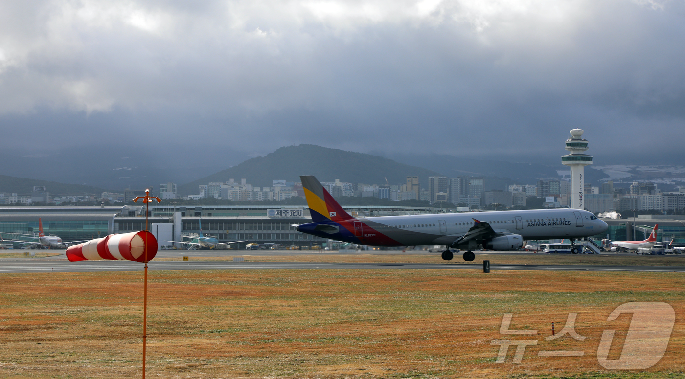 (제주=뉴스1) 오미란 기자 = 제주 전역에 강풍특보가 내려진 11일 오전 제주국제공항 활주로에 강한 바람이 불고 있다. 2026.1.11/뉴스1
