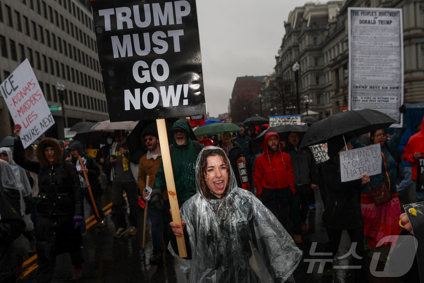(워싱턴DC 로이터=뉴스1) 김지완 기자 = 10일(현지시간) 미국 워싱턴DC에서 이만 당국의 불법 이민 단속과 최근 미네소타주 미니애폴리스에서 르네 니콜 굿(37)이 이민세관단속 …