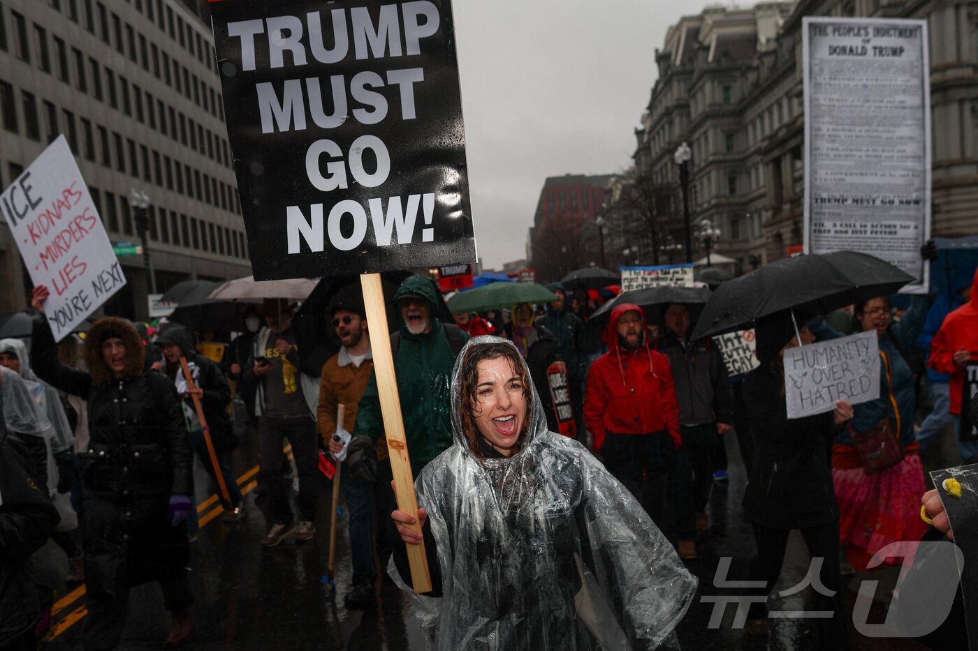 본문 이미지 - 10일(현지시간) 미국 워싱턴DC에서 이만 당국의 불법 이민 단속과 최근 미네소타주 미니애폴리스에서 르네 니콜 굿(37)이 이민세관단속국(ICE) 요원의 총에 맞아 숨진 사건에 항의하는 시위가 열리고 있다. 2026.01.10 ⓒ 로이터=뉴스1 ⓒ News1 김지완 기자