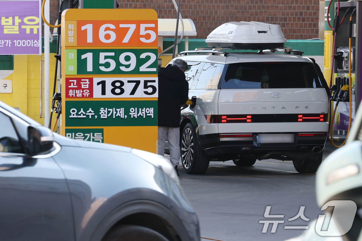 (서울=뉴스1) 이광호 기자 = 국내 주유소 휘발유와 경유 주간 평균 가격이 5주 연속 하락한 11일 서울 마포구의 한 주유소에서 시민이 주유를 하고 있다.한국석유공사 유가정보시스 …