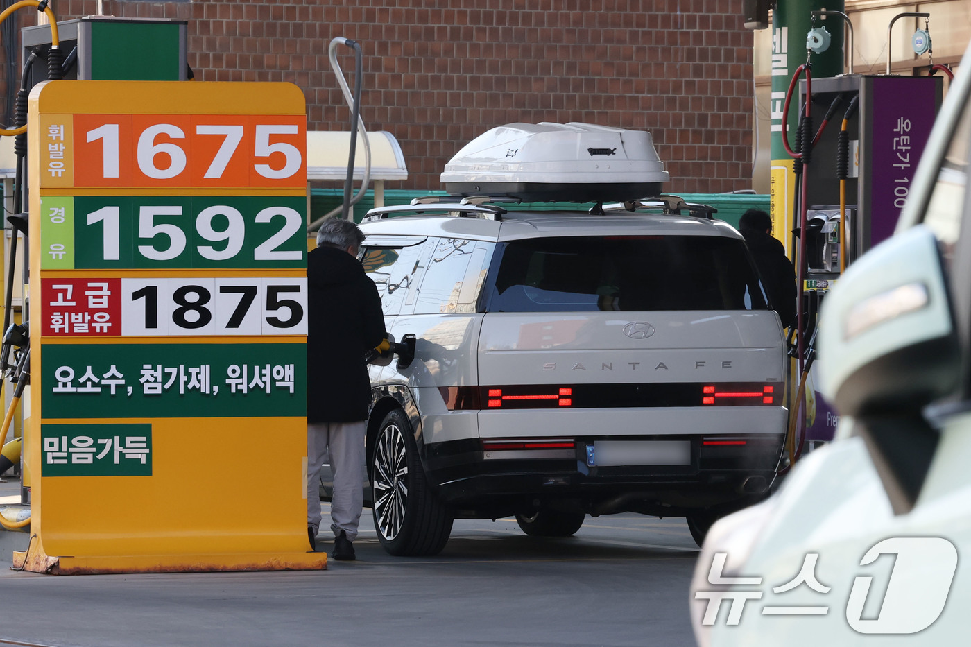 (서울=뉴스1) 이광호 기자 = 국내 주유소 휘발유와 경유 주간 평균 가격이 5주 연속 하락한 11일 서울 마포구의 한 주유소에서 시민이 주유를 하고 있다.한국석유공사 유가정보시스 …
