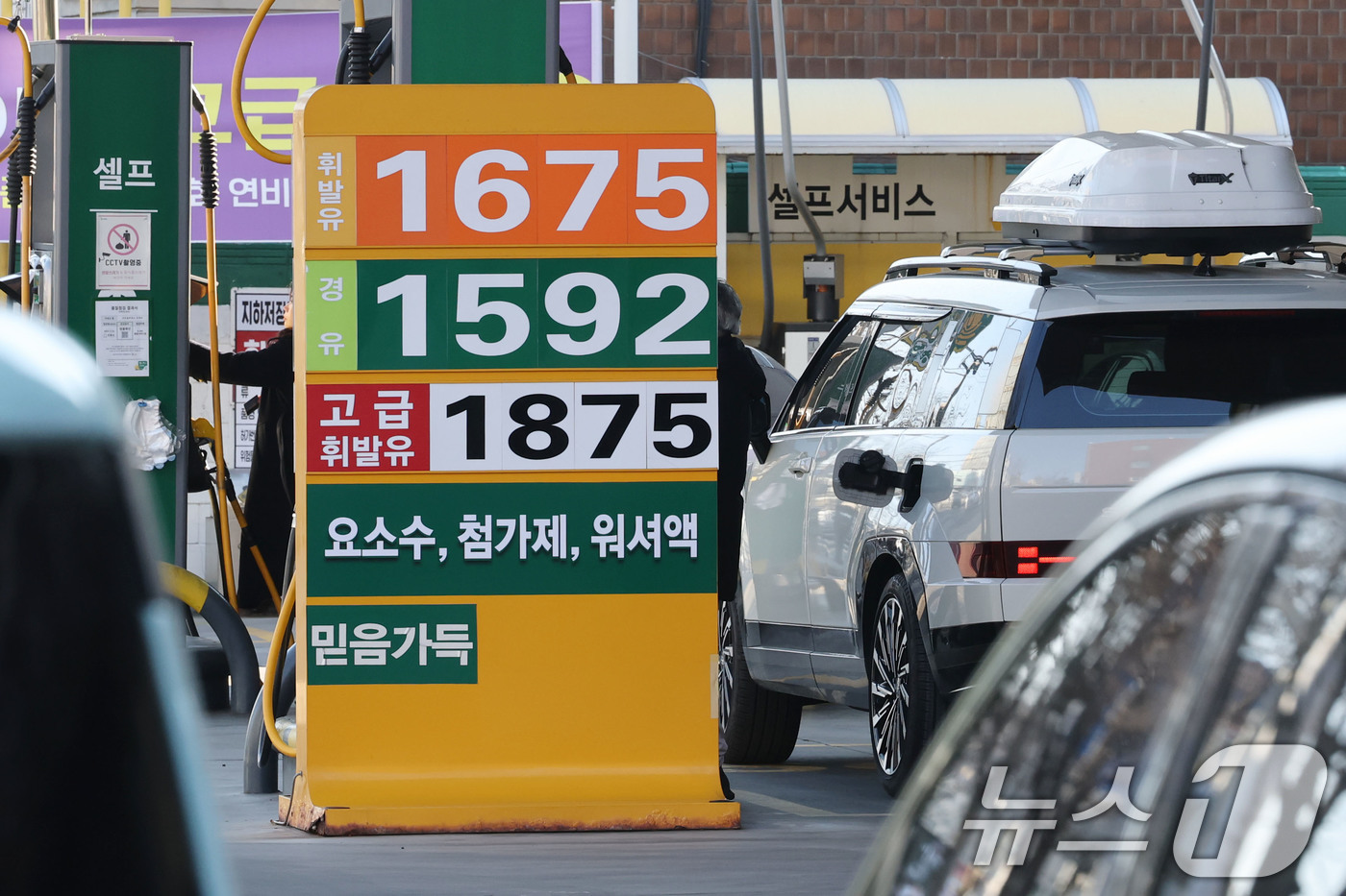 (서울=뉴스1) 이광호 기자 = 국내 주유소 휘발유와 경유 주간 평균 가격이 5주 연속 하락한 11일 서울 마포구의 한 주유소에서 시민이 주유를 하고 있다.한국석유공사 유가정보시스 …