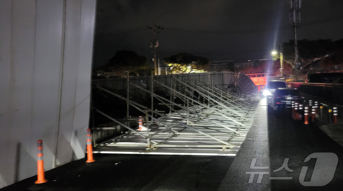 (제주=뉴스1) 오미란 기자 = 제주에 강풍특보가 내려진 10일 오후 10시17분쯤 제주시 연동의 한 도로에 공사장 펜스가 쓰러져 있다.(제주특별자치도 소방안전본부 제공, 재판매 …