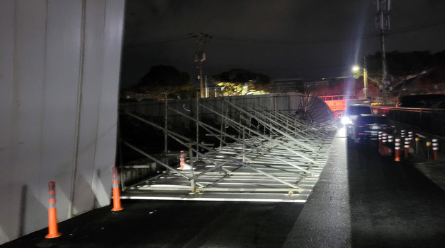 강풍에 쓰러진 공사장 펜스