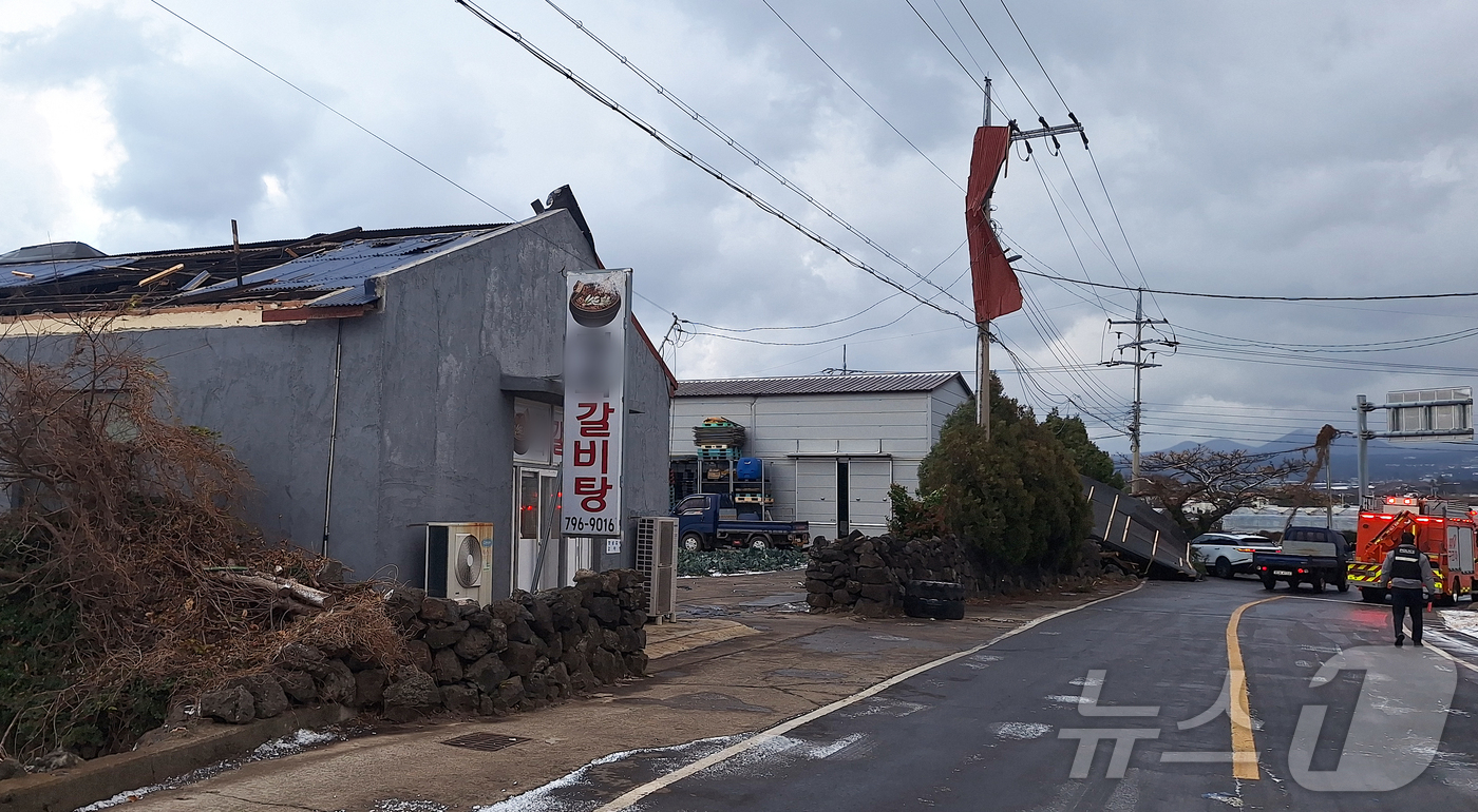 (제주=뉴스1) 오미란 기자 = 제주 전역에 강풍특보가 내려진 11일 오전 8시43분쯤 제주시 한림읍의 한 도로 식당건물에서 지붕 날림 사고가 발생했다.(제주특별자치도 소방안전본부 …