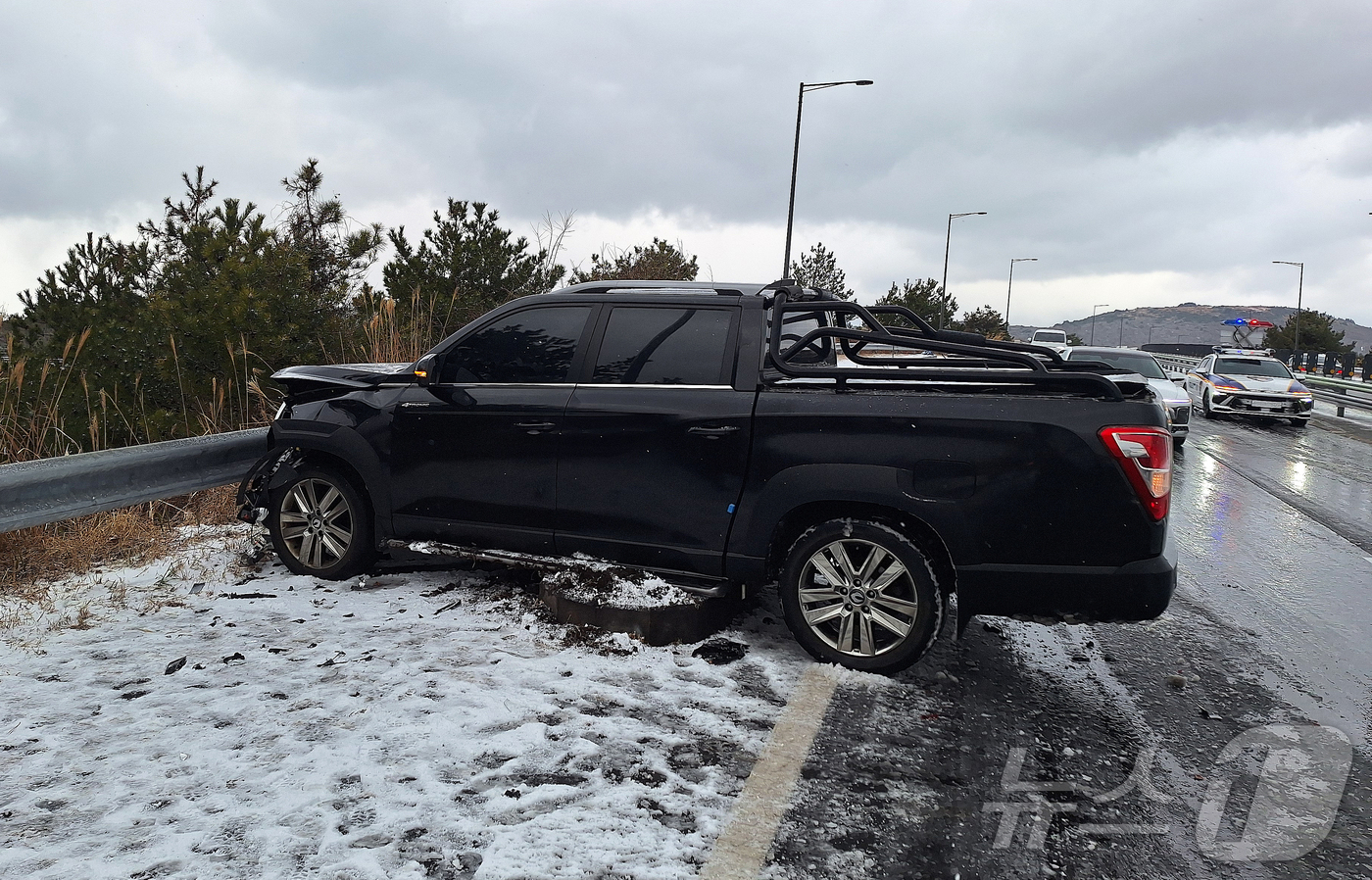 (제주=뉴스1) 오미란 기자 = 제주에 대설특보가 내려진 11일 오전 9시28분쯤 서귀포시 안덕면의 한 도로에 차량 한 대가 미끄러져 있다.(제주특별자치도 소방안전본부 제공, 재판 …