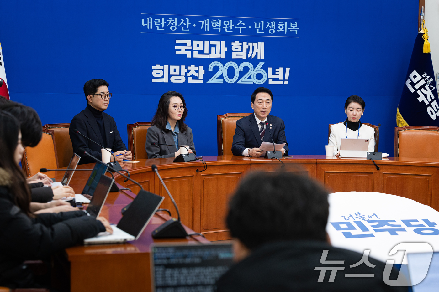 (서울=뉴스1) 유승관 기자 = 박수현 더불어민주당 수석대변인이 11일 서울 여의도 국회에서 현안 관련 기자간담회를 하고 있다. 2026.1.11/뉴스1