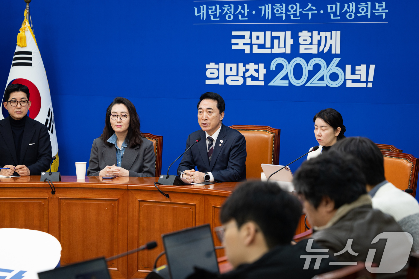 (서울=뉴스1) 유승관 기자 = 박수현 더불어민주당 수석대변인이 11일 서울 여의도 국회에서 현안 관련 기자간담회를 하고 있다. 2026.1.11/뉴스1