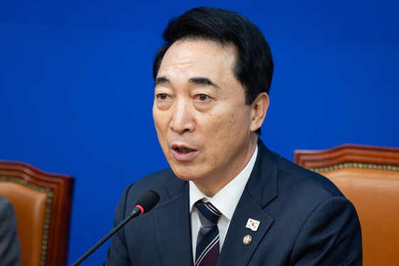 취재진 질문 답하는 박수현 민주당 수석대변인