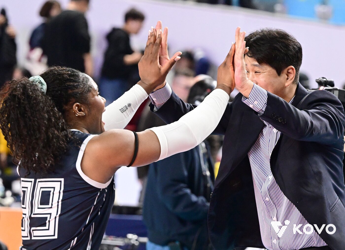 본문 이미지 - 도로공사 모마와 김종민 감독. (KOVO 제공)