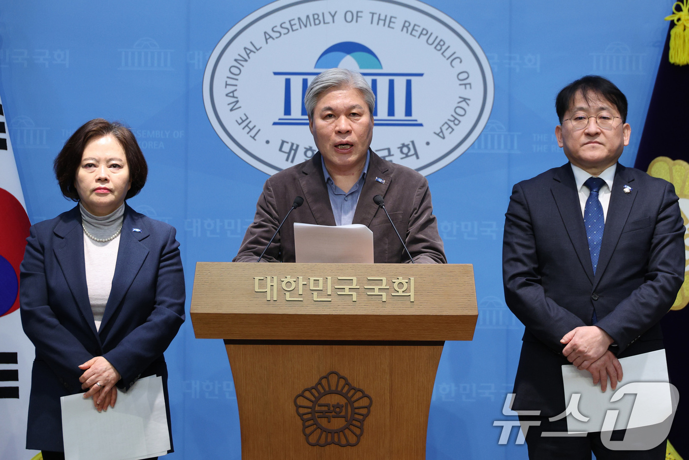 (서울=뉴스1) 신웅수 기자 = 서왕진 원내대표를 비롯한 조국혁신당 의원들이 11일 서울 여의도 국회 소통관에서 국회 정치개혁특별위원회 관련 입장을 발표하고 있다. 2026.1.1 …