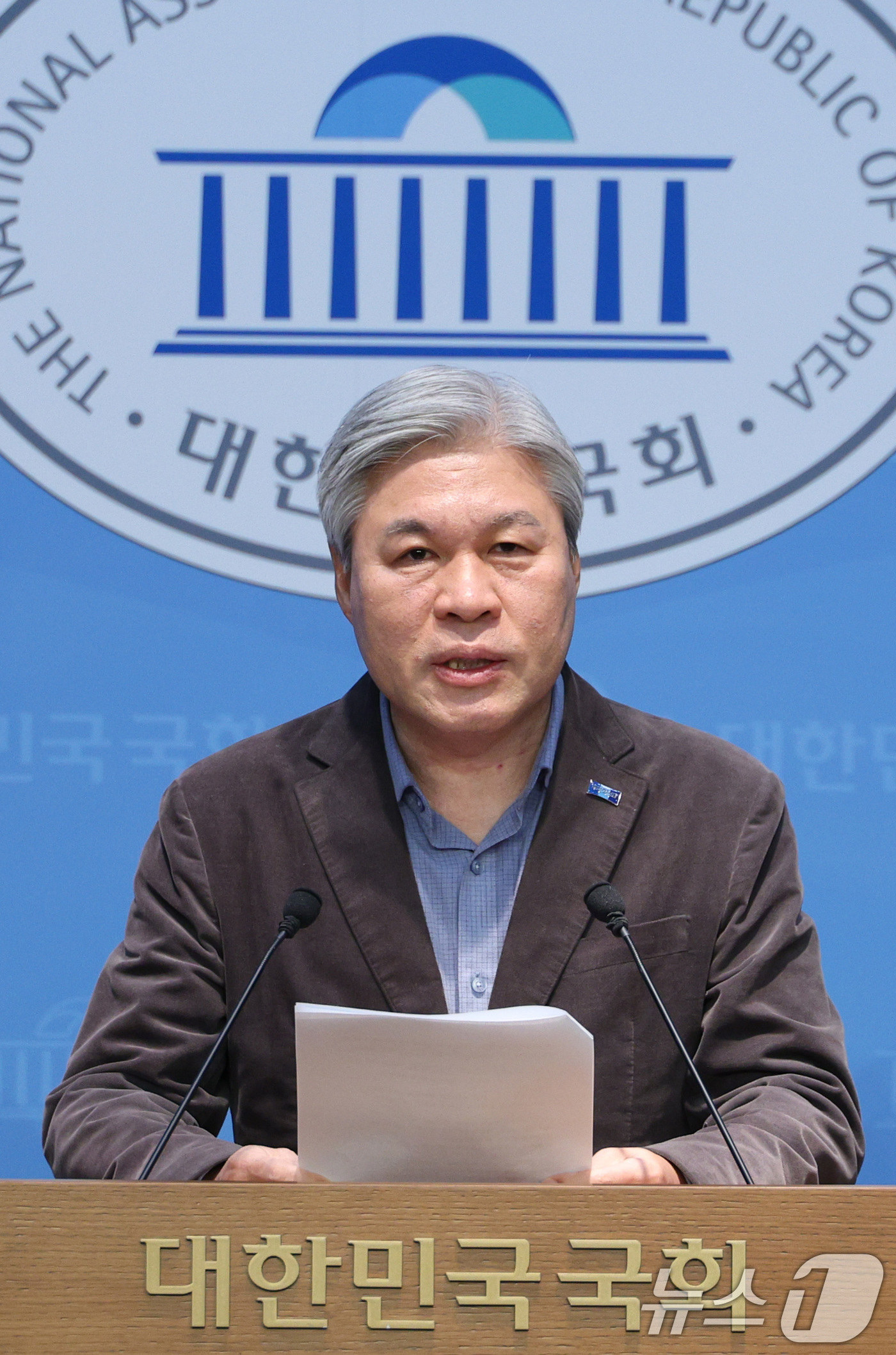 (서울=뉴스1) 신웅수 기자 = 서왕진 원내대표를 비롯한 조국혁신당 의원들이 11일 서울 여의도 국회 소통관에서 국회 정치개혁특별위원회 관련 입장을 발표하고 있다. 2026.1.1 …