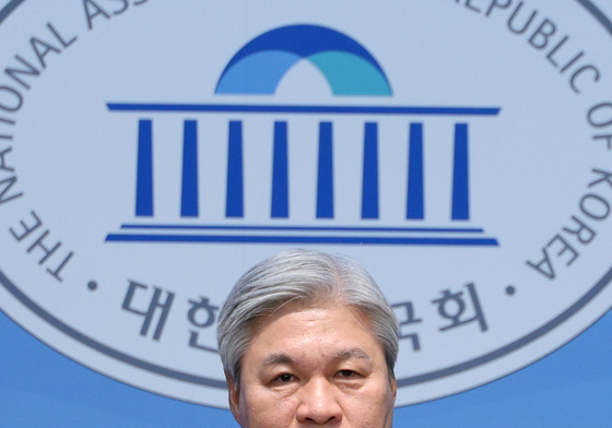 정치개혁특별위원회 관련 기자회견하는 서왕진