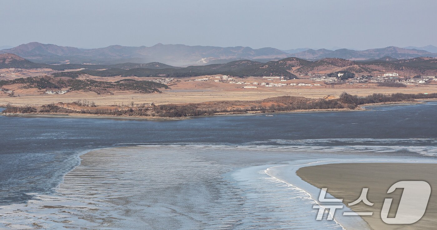 본문 이미지 - 경기 파주시 오두산통일전망대에서 바라본 임진강이 얼어붙어 있는 모습. 2026.1.11/뉴스1 ⓒ News1 김도우 기자