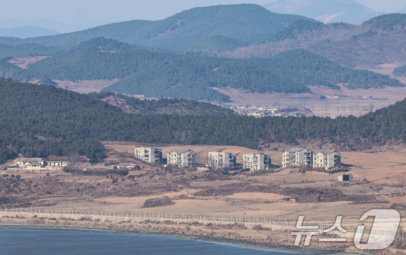본문 이미지 - 북한의 무인기 침투 주장과 관련해 김여정 북한 노동당 부부장은 11일 "무인기를 운용한 적이 없다＂는 한국 국방부의 입장 발표를 유의하겠다고 밝히면서도, 군이든 민간이든 한국 영토에서 출발한 이상 국가의 주권 침해라며 한국 정부의 책임을 정면으로 제기했다. 경기 파주시 오두산통일전망대에서 바라본 북한 개풍군 마을 일대. 2026.1.11/뉴스1 ⓒ News1 김도우 기자