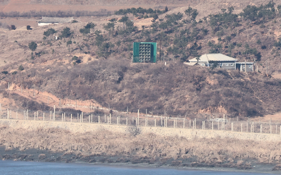靑 "첫술 배부를 순 없지만 석자 얼음 녹기 시작"…北 상황 주시