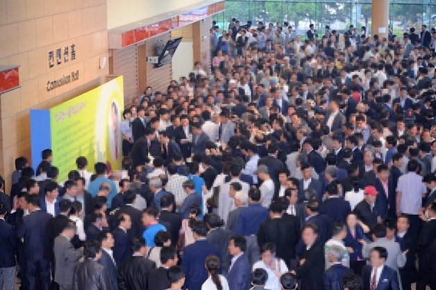 지방선거 앞두고 출판기념회 봇물…유권자들 '피로감' 호소