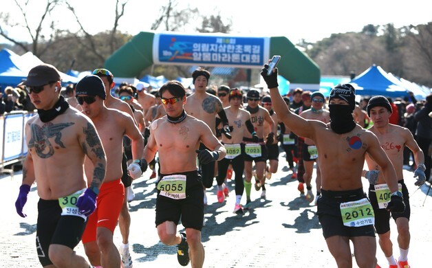 [풍경] "제천 날씨 맵네요"…영하 10도 추위에도 웃통 벗고 달렸다