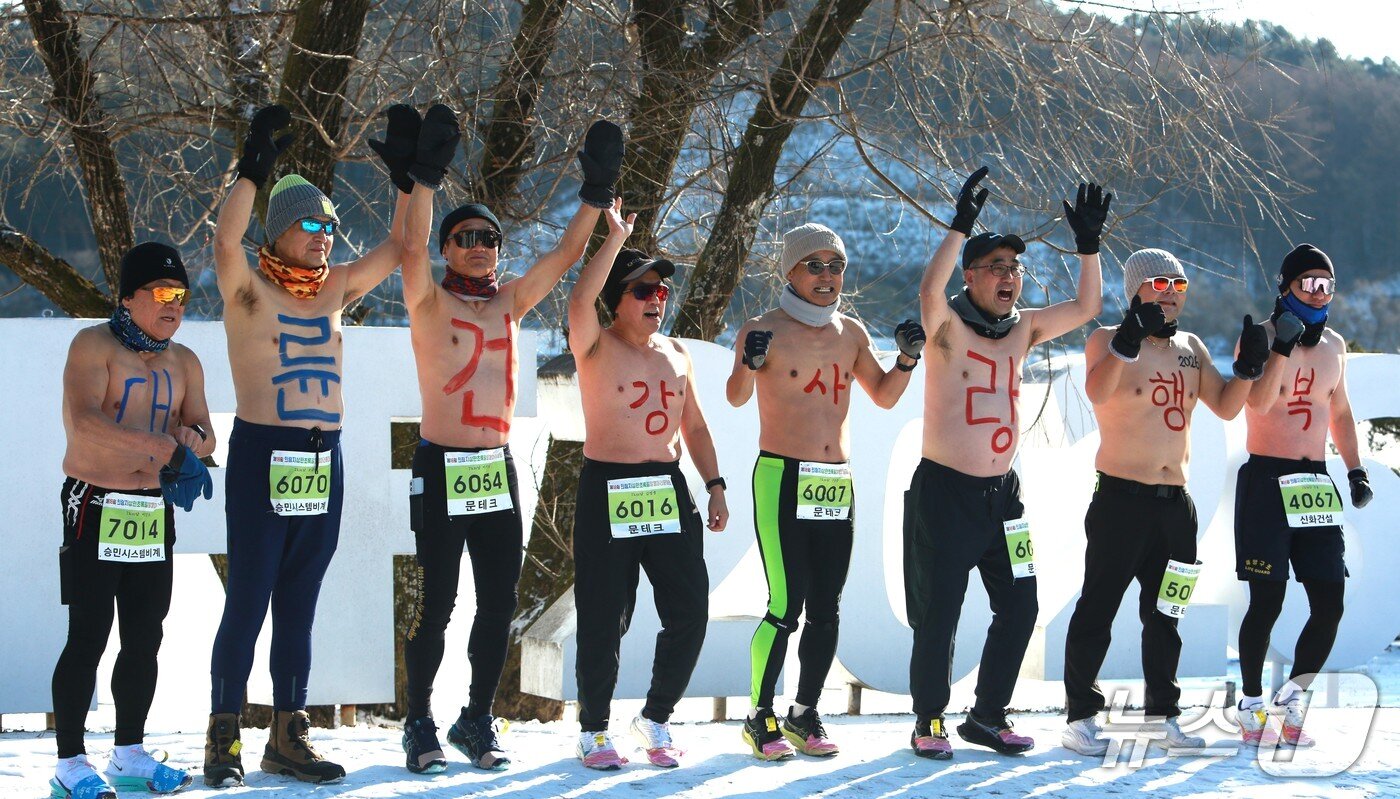 본문 이미지 - (제천=뉴스1)손도언 기자= 충북 제천시 의림지에서 열린 '18회 제천 의림지 삼한 초록길 알몸 마라톤대회' 참가자./2026.1.11/뉴스1 