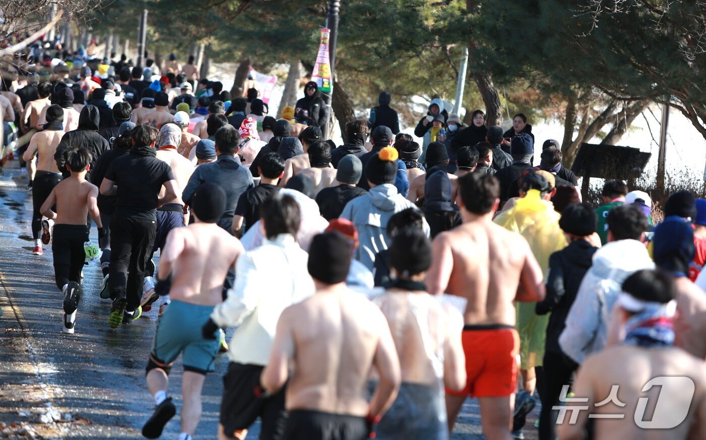 본문 이미지 - (제천=뉴스1)손도언 기자= 충북 제천시 의림지에서 열린 '18회 제천 의림지 삼한 초록길 알몸 마라톤대회' 참가자./2026.1.11/뉴스1  