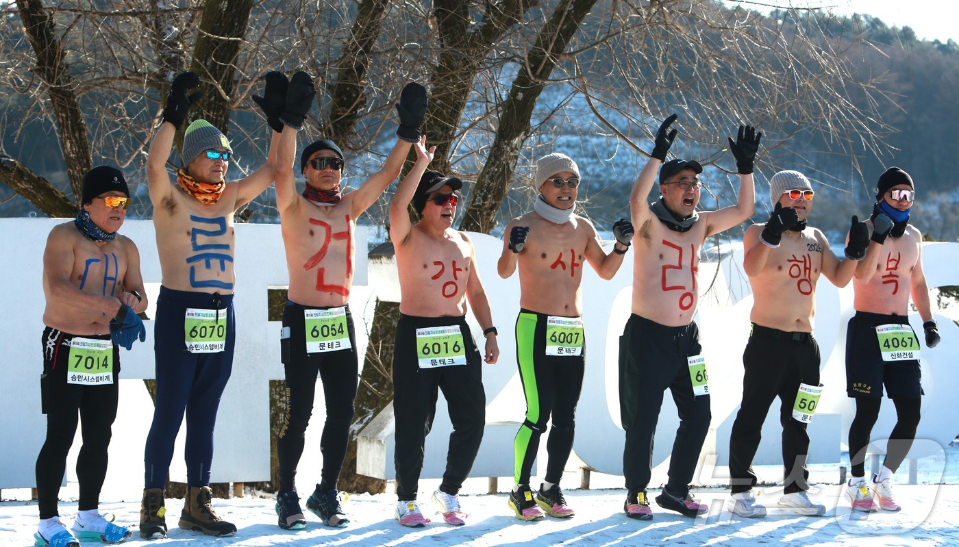 (제천=뉴스1) 손도언 기자 = 11일 충북 제천시 의림지에서 열린 '18회 제천 의림지 삼한 초록길 알몸 마라톤대회' 참가자들이 파이팅을 외치고 있다. 2026.1.11/뉴스1