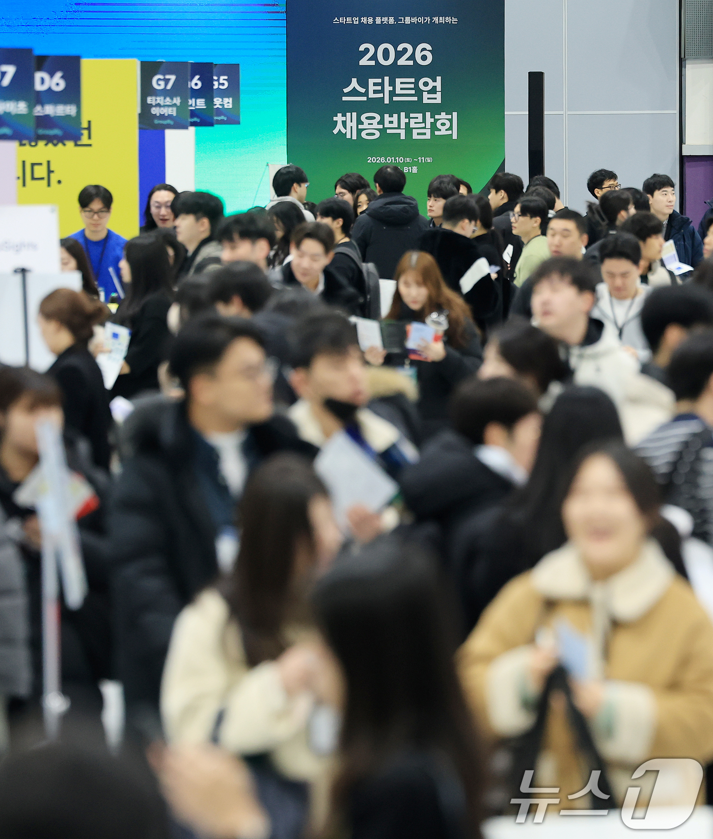 (서울=뉴스1) 이호윤 기자 = 11일 서울 강남구 코엑스에서 열린 ‘2026 스타트업 채용박람회’를 찾은 구직자들이 부스를 살펴보고 있다. 2026.1.11/뉴스1