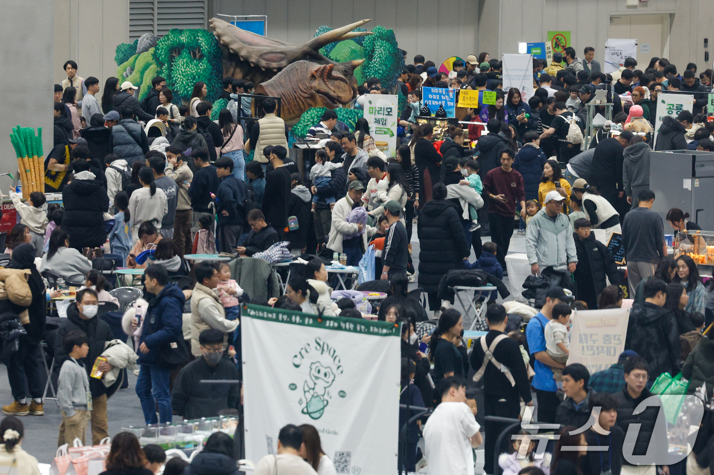 (서울=뉴스1) 안은나 기자 = 11일 서울 강서구 코엑스 마곡에서 열린 공룡 파충류 박람회를 찾은 관람객들이 전시장을 메우고 있다.공룡 파충류 박람회는 살아 움직이는 듯한 공룡 …